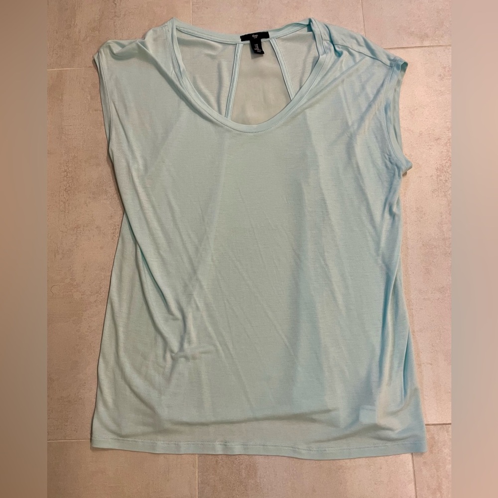 Gap women’s blue/green sleeveless long top. Pretty sheer detailing and back.Sz M